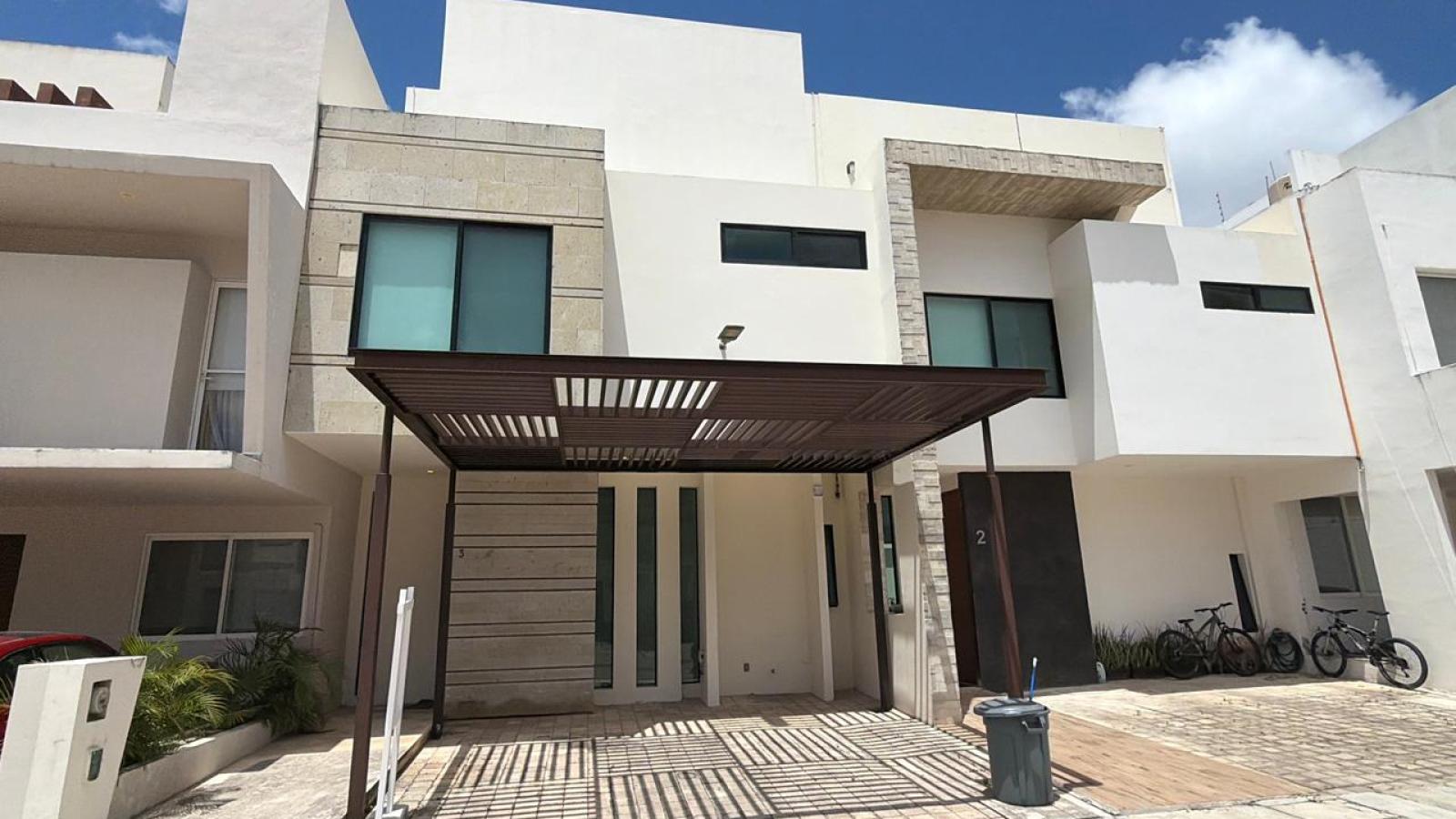 CASA EN UBICACIÓN CONVENIENTE EN PORTO NOVO VALLE COMPLETAMENTE EQUIPADA